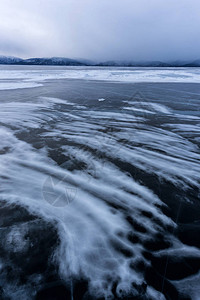 库布苏古尔湖被冰雪覆盖图片