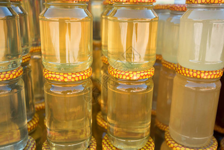 俄罗斯市场上有不同种类蜂蜜的高清图片