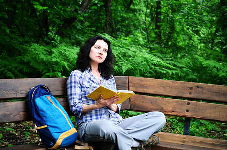 旅行的女人看书和在公园里放松假期自由职业图片