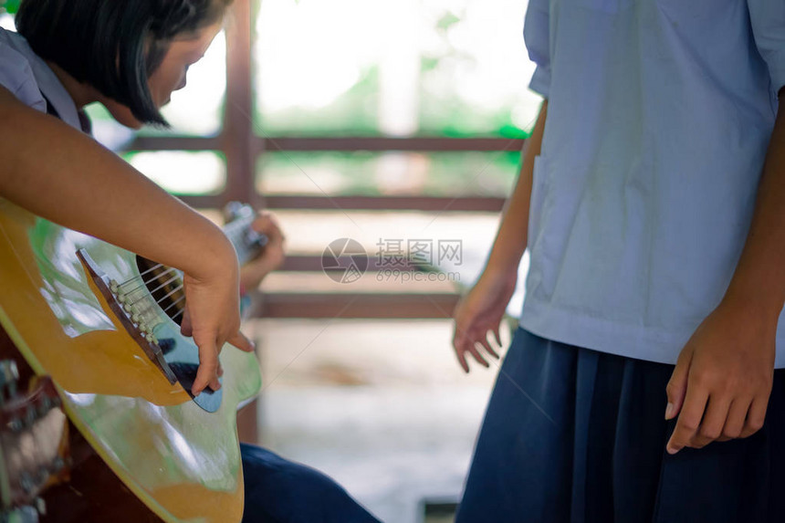 中学生在学校习如何弹吉他图片