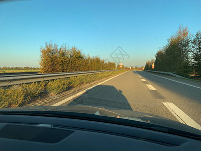 德国汽车沥青的汽车影子日落时快速行驶色图片