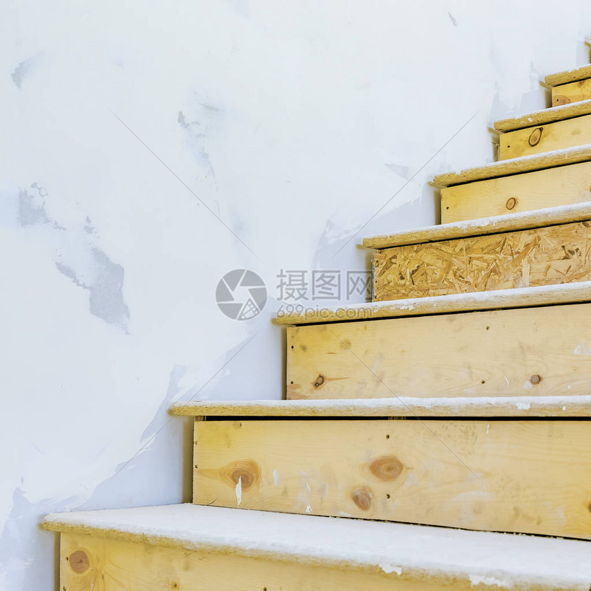 未完工房屋内部的楼梯正在建设中的有楼梯的住宅的内部视图木制楼梯靠在未图片