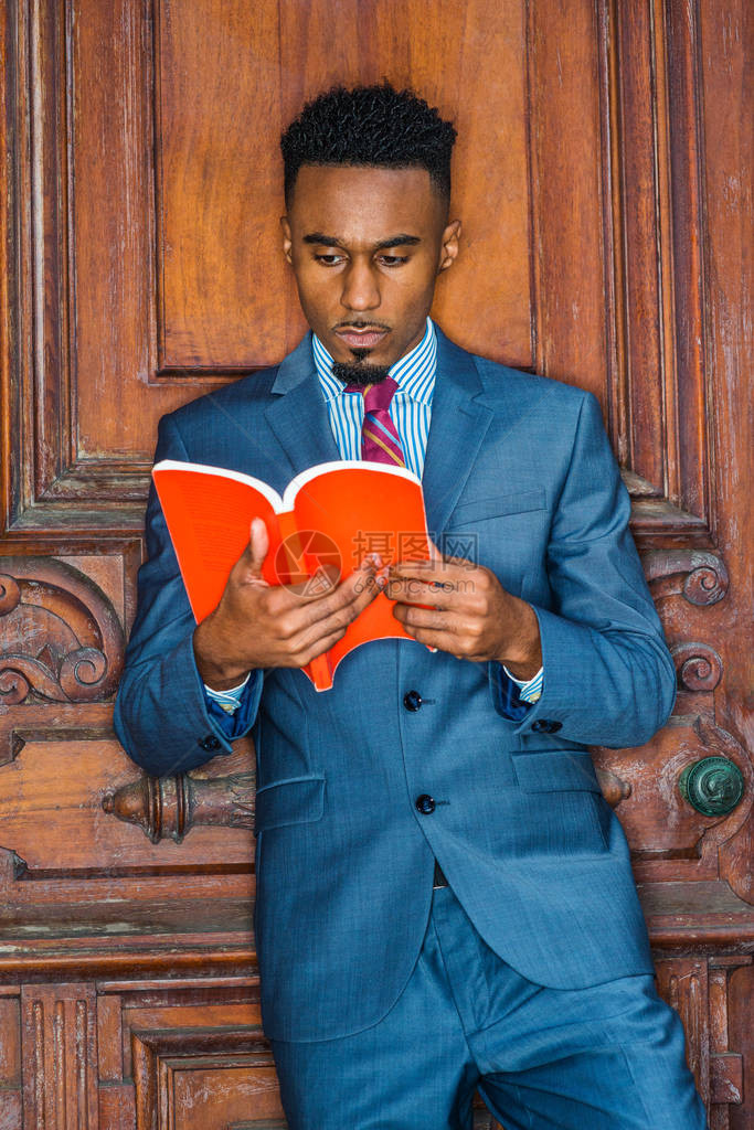 阅读的力量成功之路年轻的非洲裔美国人留着胡须图片