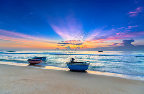 在黎明前的篮鱼船太阳慢升起以表达整个季节的余下时间当渔民们继续捕鱼苦等背景图片