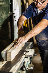 木桌上的木匠工具用锯末切割木板图片