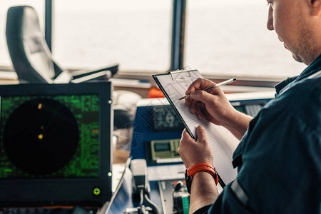 海洋航行官员或船长在船舶或船只上值班高清图片