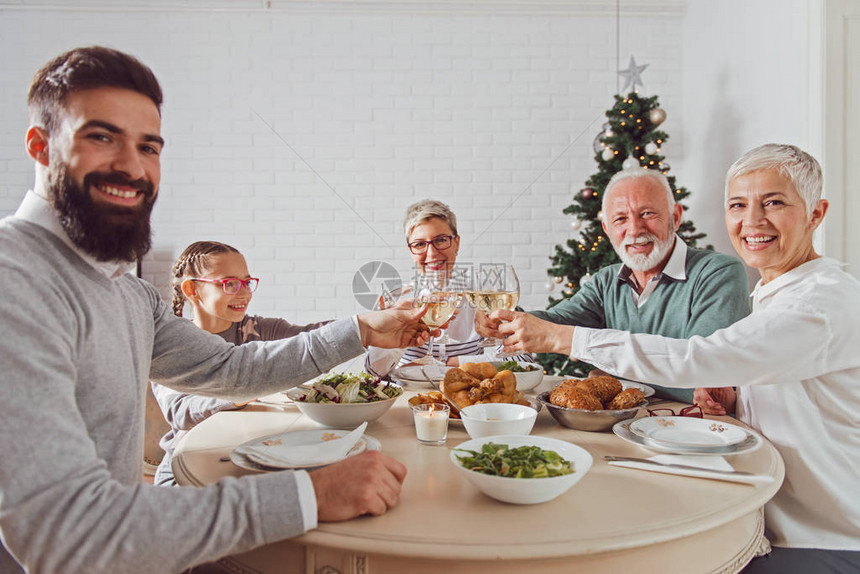 家人聚在一起过圣诞节日庆祝吃午饭图片
