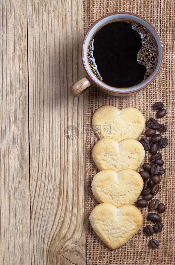 杯咖啡和短面包饼干图片