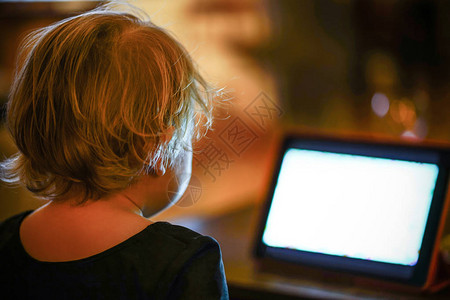 孩子在晚上看平板电脑图片