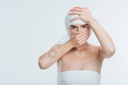 头上缠着白色绷带的女人用手被白色隔离图片