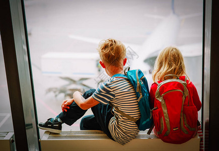 男童和女童在机场等待飞机图片