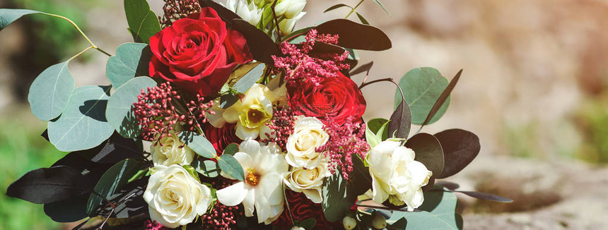 红色白色鲜花和桉树枝的婚礼新娘花束新娘的花束美丽的花店束时尚婚礼花束图片