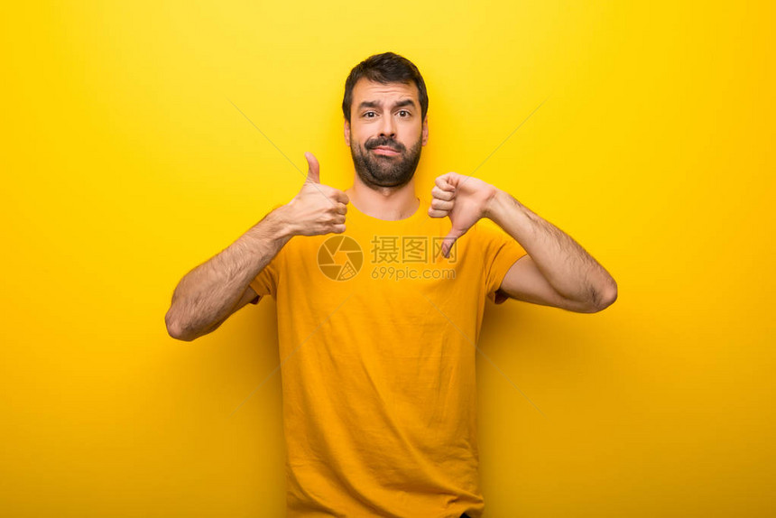 男人用孤立的充满活力的黄色颜来做不好的标志在是或不是图片