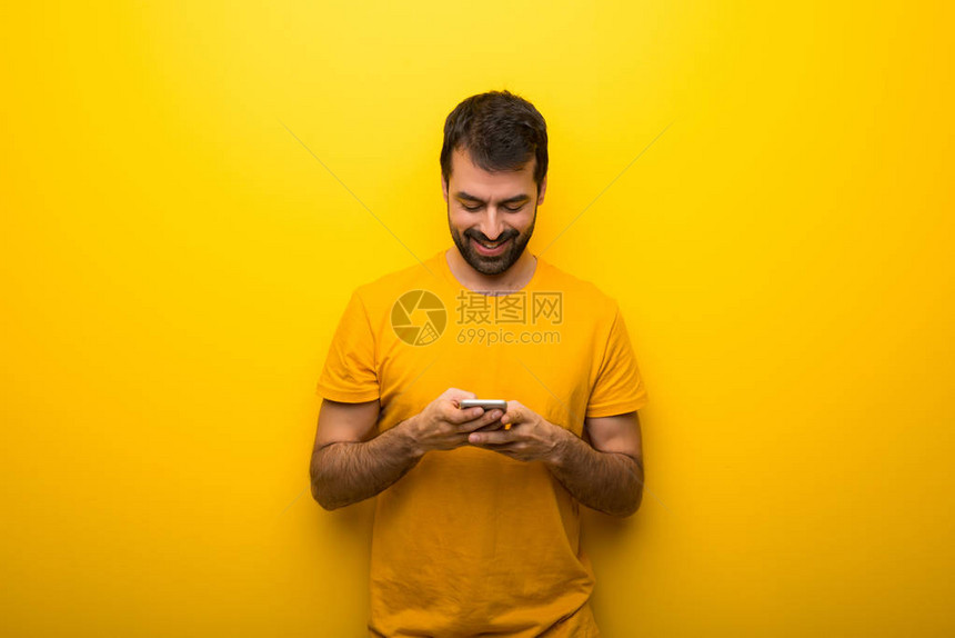 使用孤立的动态黄色颜用手机发送信息或电子邮件的人info图片