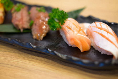 日本食物以不同种类的寿司日本食品图片