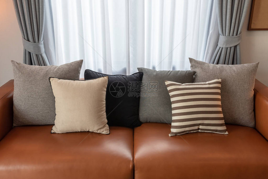 现代客厅棕色沙发上套枕头室内图片
