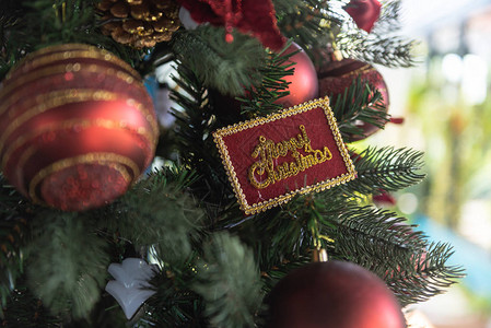 圣诞树和圣诞装饰品背景和新年快乐图片