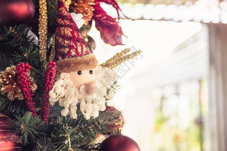 圣诞树和圣诞装饰品背景和新年快乐背景图片