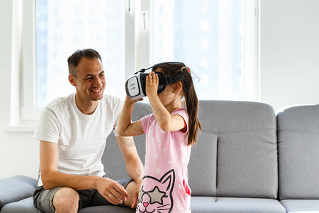 父亲和女儿玩虚拟真图片