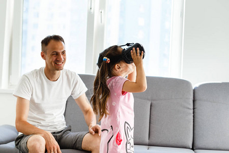 父亲和女儿玩虚拟真图片