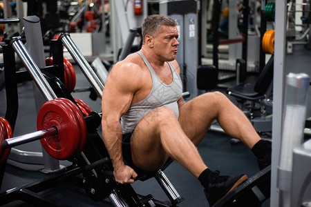 肌肉大个子在健身房训练腿健图片