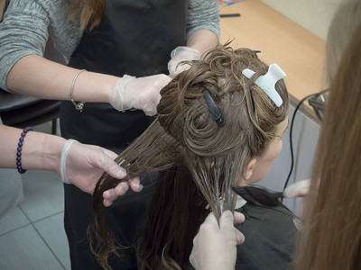 团队合作在美容院染发的集体工作图片