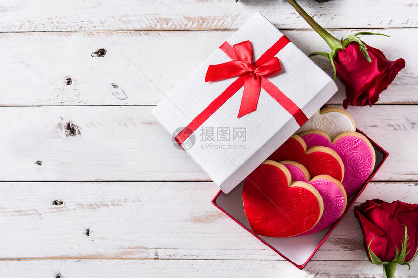 在情人节礼物盒中的心形饼干图片