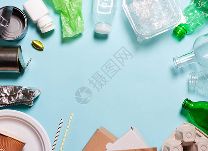 蓝色背景上的家庭垃圾分类塑料聚乙烯纸板纸张玻璃的概念环图片