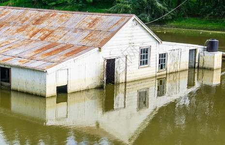 雨水过后淹没的农场建筑图片