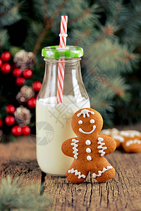 用糖霜装饰的圣诞姜饼人图片