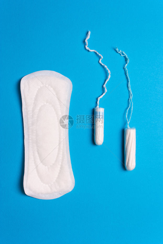 妇女卫生用品床垫蓝色背景的棉条关键天数月经周期图片