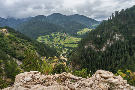 Spajici村高地和青山的景象图片