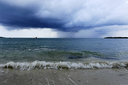 苏梅岛苏梅岛海面下雨图片