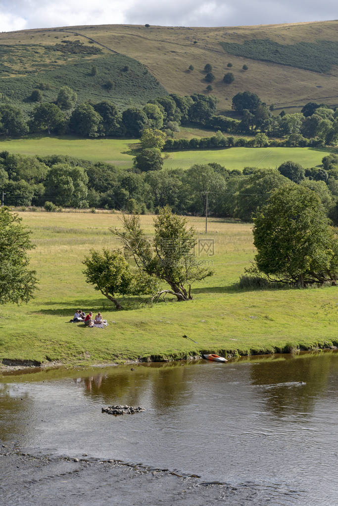 北威尔士州DenbighshireCarrog的Dee河图片
