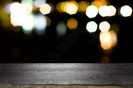 空的木桌平台和晚上图片