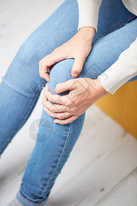 腿膝关节的身体损伤女人抱着痛图片
