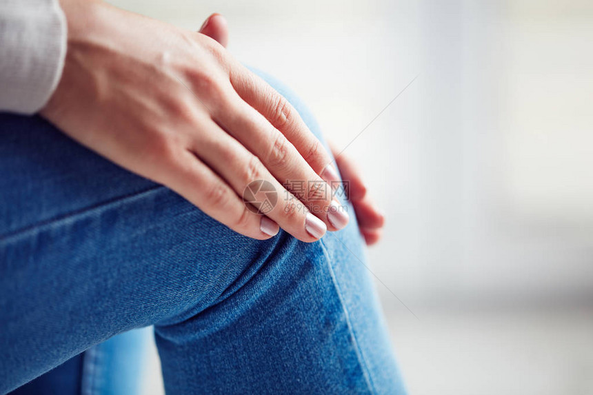 腿膝关节的身体损伤女人抱着痛图片