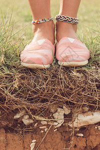 一位年轻女子的鞋和脚镣背景图片