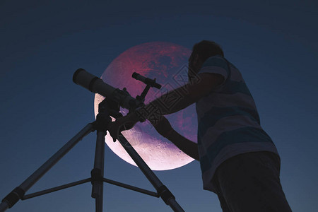人类通过望远镜观察月蚀我的天文学工图片