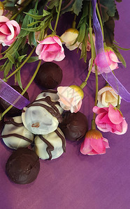 甜点巧克力糖果和玫瑰图片