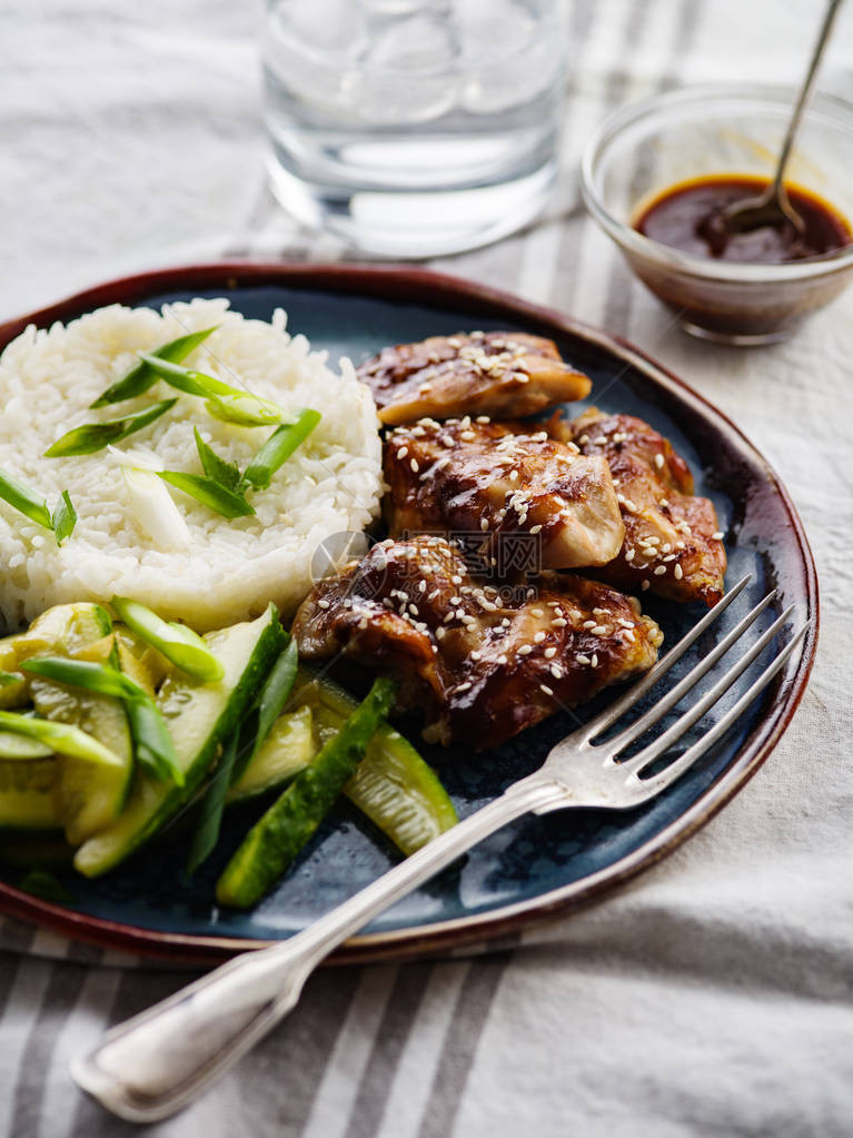 黄鸡传统亚洲烹饪品有酱大米和图片