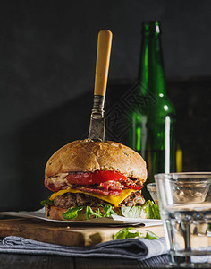 有牛肉培根奶酪和牛排胡椒的自制多汁汉堡街图片