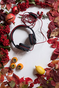 秋季红色和黄色音乐耳机叶子水果图片