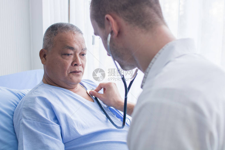 医疗护理和检查压力医生使用听诊器测量年图片