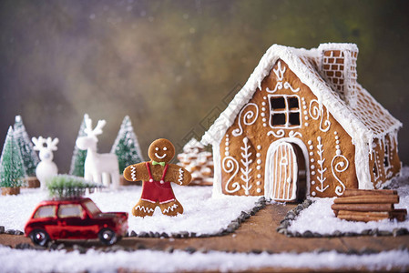 自制姜饼屋圣诞节的概念姜饼屋饼干带的小汽车玩具和图片