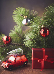圣诞小红色汽车玩具有圣诞树和木图片