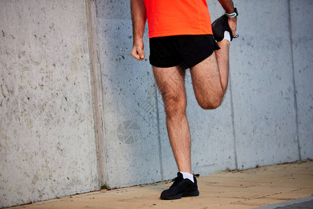 男人在跑步前伸展腿部健康生图片