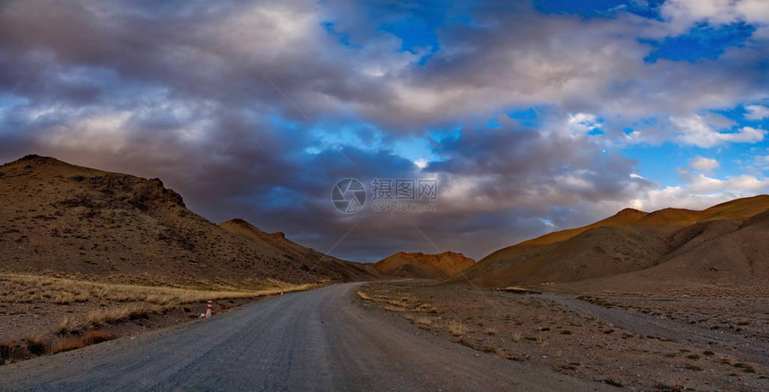 蒙古大草原上独一无二的天空之美图片