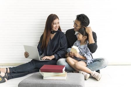 家庭亚裔母亲和父亲与女儿在家里的起图片