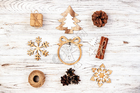 圣诞作文礼物圣诞装饰雪花松果在质朴的老式木制背景上图片